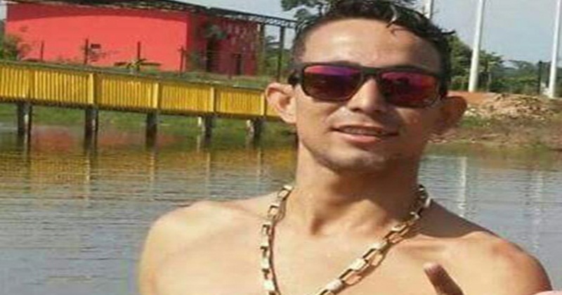 Jovem é morto com quatro tiros em bairro da capital