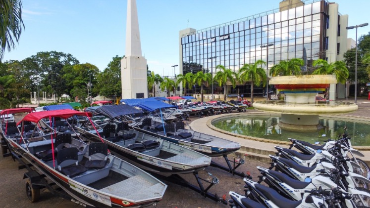 Governo do Acre entrega veículos e equipamentos para o ensino rural