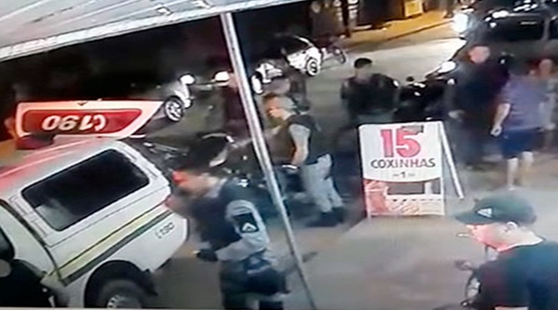 Dupla atrapalhada de assaltantes tenta realizar assalto, e na fuga, segue direto ao encontro da polícia