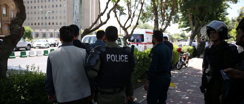 Homens-bomba do Estado Islâmico atacam parlamento e mausoléu no Irã