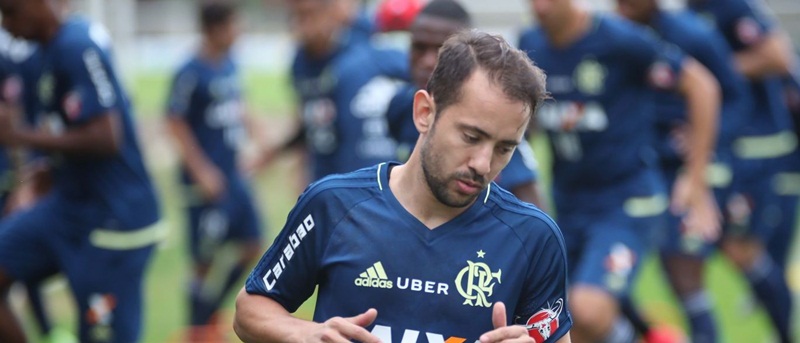 Everton Ribeiro treina como titular, mas tem estreia adiada