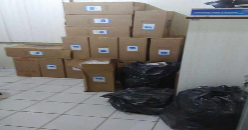 PM apreende maços de cigarro e arma de fogo