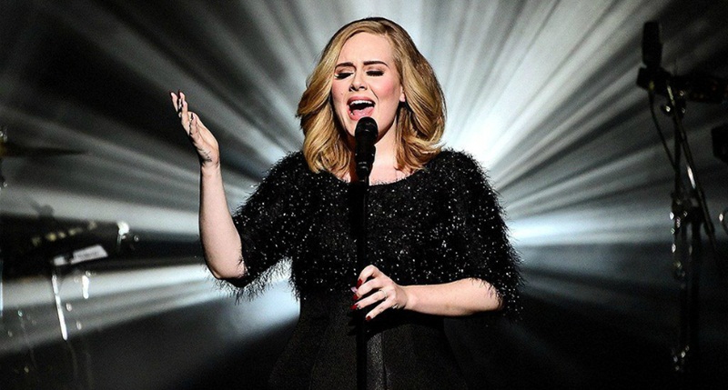 Adele se comunica por linguagem de sinais após problema na voz