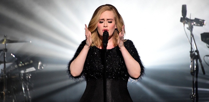Após anunciar problemas nas cordas vocais, Adele pode cantar música-tema do próximo filme de James Bond