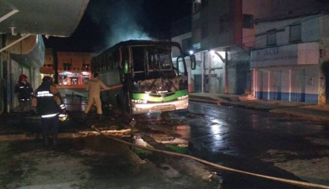 TARAUACÁ: EM MAIS UMA NOITE DE ATAQUES, VEÍCULOS E PRÉDIOS PÚBLICOS SÃO INCENDIADOS