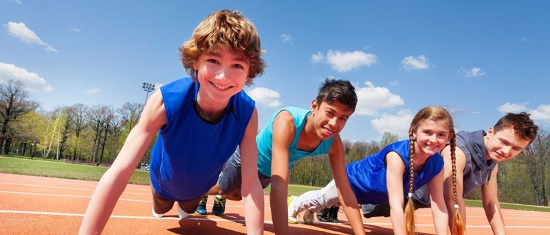 Estudo: praticar exercícios na infância beneficia o resto da vida