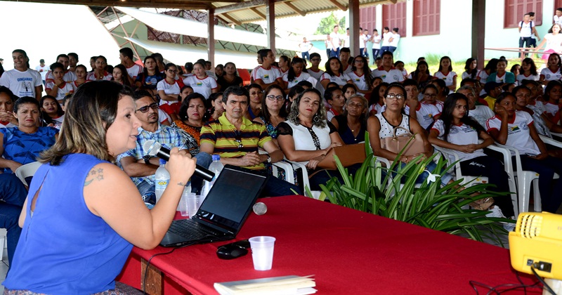 Governo discute implantação de escola em tempo integral