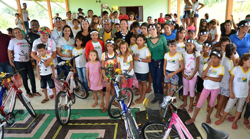 Detran realiza ação educativa com crianças da Vila Liberdade, no Juruá