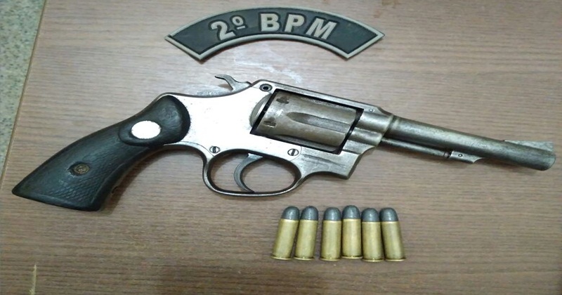 Polícia apreende adolescentes com arma de fogo