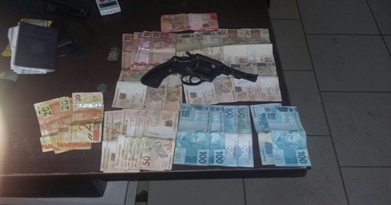 PM apreende arma de fogo e dinheiro na capital