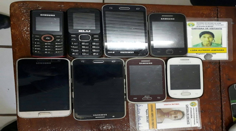 Agentes penitenciários apreendem oito celulares em fundo falso de vaso