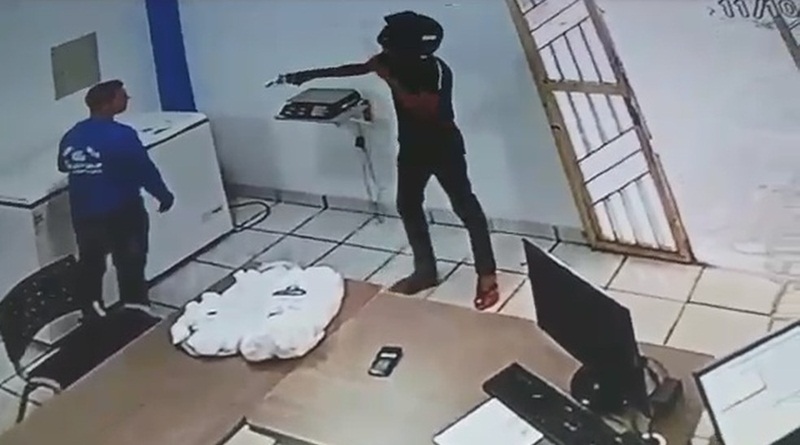 Homem armado assalta distribuida no bairro da Várzea em Cruzeiro do Sul