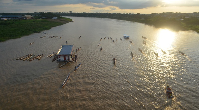 Em 40 embarcações, fiéis navegam pelo Rio Juruá para celebrar dia de São Francisco em Cruzeiro do Sul