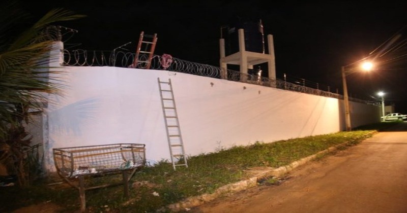 Adolescentes fogem de centro socioeducativo usando escadas