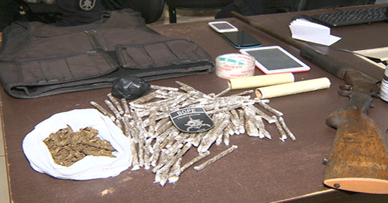 Dois jovens presos com granada artesanal e colete