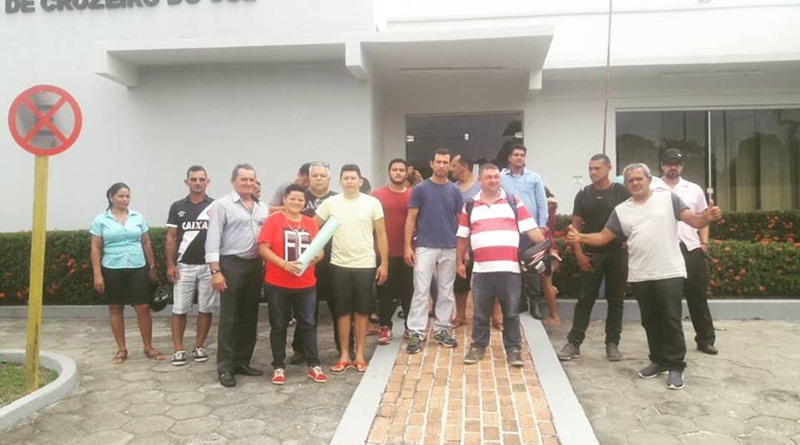 Contra nova taxa de limpeza pública, manifestantes vão ao MP pedir anulação da medida em Cruzeiro do Sul