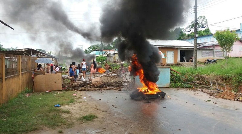 Moradores fecham rua e realizam protestos pela falta de água no bairro Saboeiro