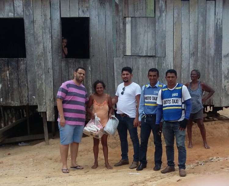 Sindicato dos Mototaxistas distribuem mais de meia tonelada de alimentos para famílias carentes de Cruzeiro do Sul