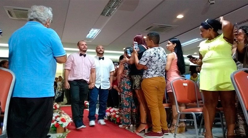 Casamento coletivo oficializa união de 13 casais gays durante cerimônia em Rio Branco
