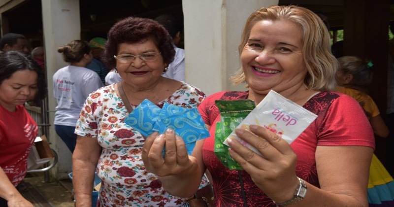 Idosos recebem preservativos e orientações sobre Aids