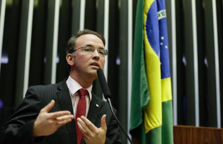 Leo de Brito é um dos deputados do PT que teve o celular clonado