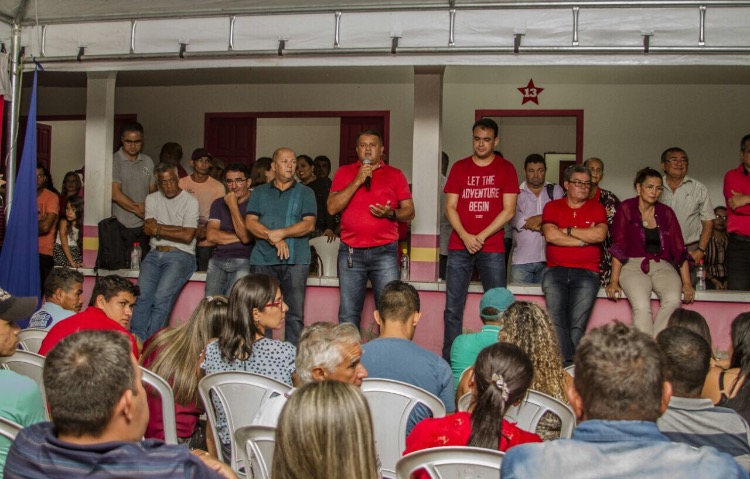 Em noite chuvosa, multidão se reúne em Mâncio Lima para defender Lula