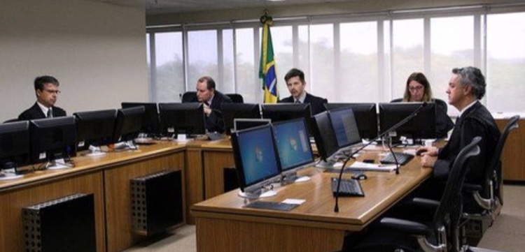 POR 3 VOTOS A 0, TRF-4 CONDENA LULA SEM PROVAS