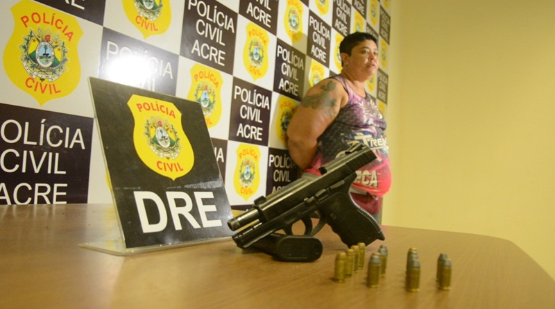 Mulher é presa com pistola de uso restrito da Polícia
