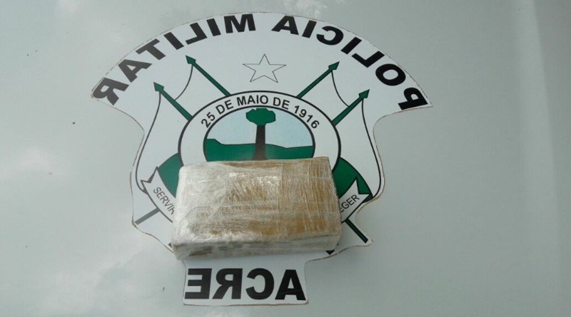 Polícia apreende Garota de 17 anos com quase 1 quilo de maconha