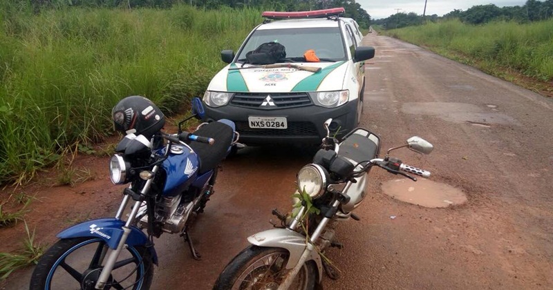 Polícia apreende arma e recupera motos roubadas