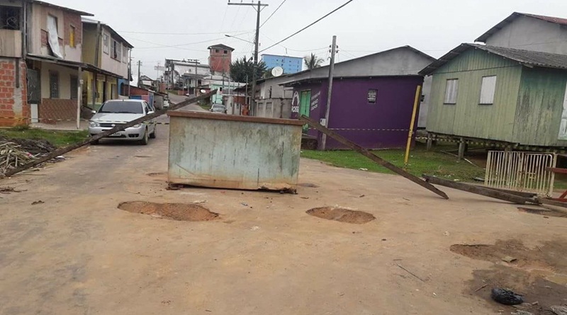 Cansados de ouvir promessas, moradores fecham rua que dá acesso a casa de vereador em Cruzeiro do Sul