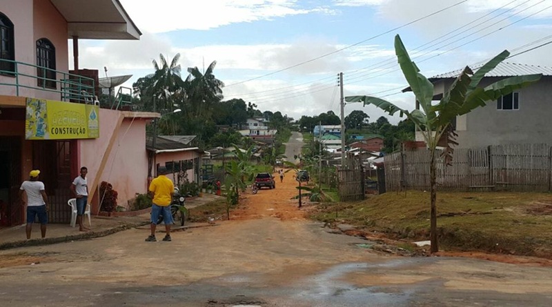 Moradores plantam ‘pés de bananeira’ em rua, para protestar contra buraqueira em Cruzeiro do Sull