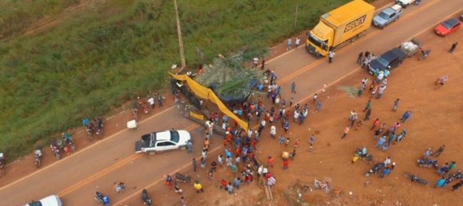 URGENTE – Manifestantes que fecharam a BR-364 ameaçam derrubar torres de transmissão de energia