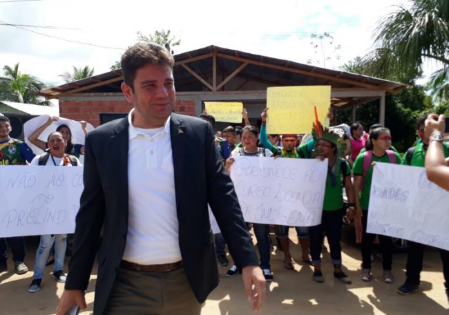 Ministro e Senador Gladson Cameli são recebidos com protestos no bairro Miritizal