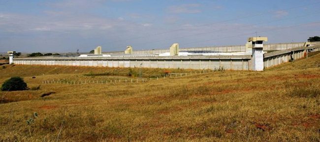 Folha diz que PCC burla bloqueadores de celular nos presídios para comandar o crime no País