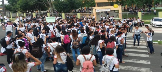 Estudantes de escola realizam protestos em Cruzeiro do Sul, devido ao calor ‘insuportável’ em sala de aula
