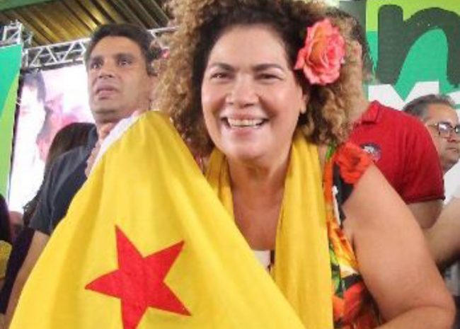 “Porque que um Brasil que perdoou a dívida de gente grande, não perdoa a da juventude?”, diz Perpétua Almeida (PCdoB)