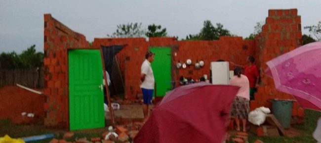 No Acre, temporal com chuva de granizo destelha casas e derruba edificações