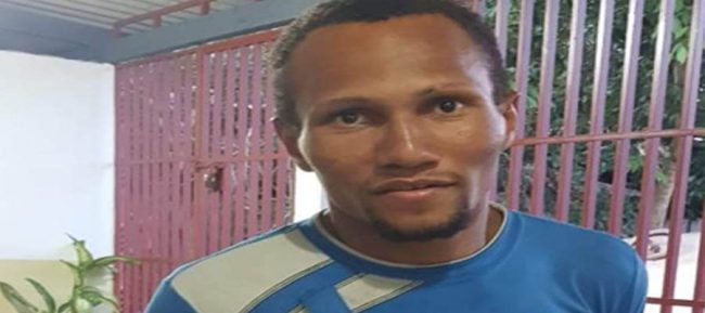 Suspeito de matar três pessoas é arrancado de delegacia e assassinado a golpes de foice e pauladas