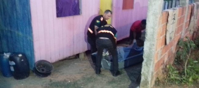 Homem é encontrado morto com mais de 20 facadas