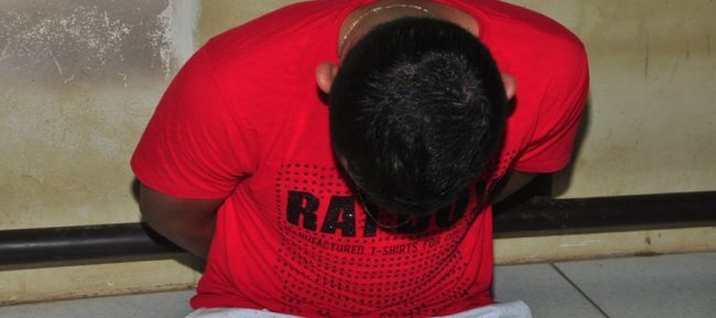 Policiais do Raio prendem homem com drogas no capacete