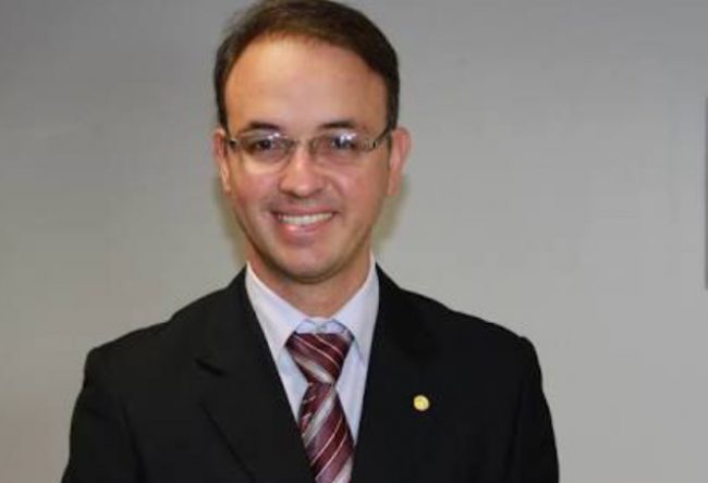 Leo de Brito comemora empenho de R$ 650 mil para área da saúde