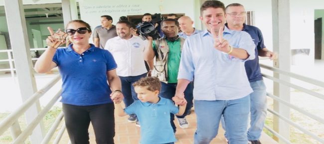 Gladson Cameli vota em Cruzeiro do Sul e diz que, se eleito, governará para todos