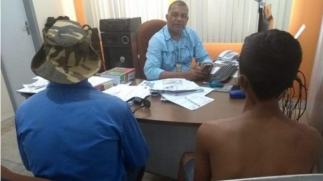 Dupla é pega após assalto a passageiros de ônibus e menor confessa homicídio em Cruzeiro do Sul