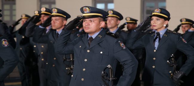 Governo forma 47 policiais militares como oficiais combatentes