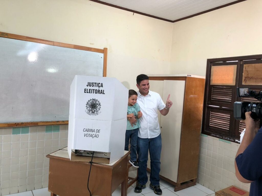 Gladson vota em Cruzeiro do Sul e diz que o Brasil pertence aos brasileiros, e não a um partido