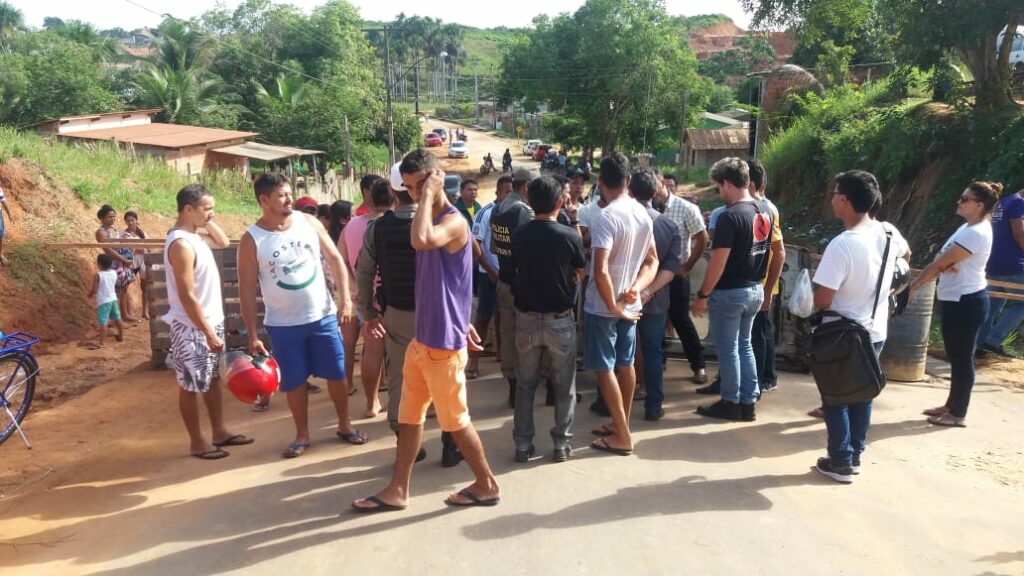 Moradores do Jardim Primavera bloqueiam estrada do lixão para reivindicar melhorias de ruas