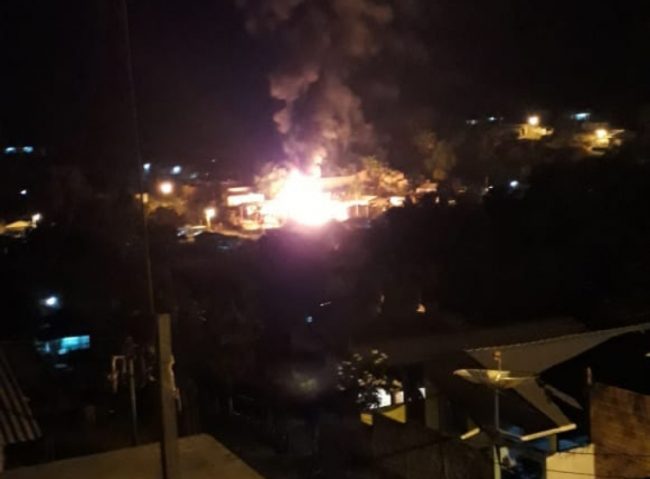 Vídeo: Após tiroteio, casa é incendiada em Cruzeiro do Sul