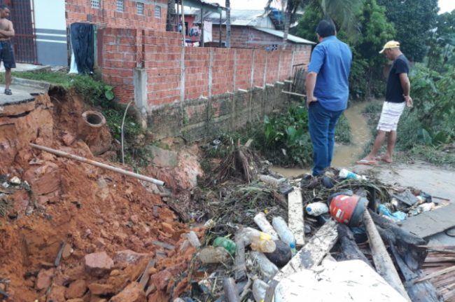 Chuva causa alagamento no Saboeiro e moradores abrem vala na rua para evitar maiores prejuízos