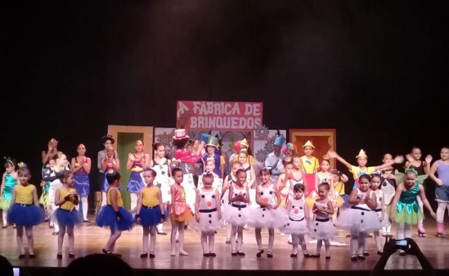 Academia Juruá Ritmos lota Teatro dos Nauas com apresentação “A Fábrica de Brinquedos”